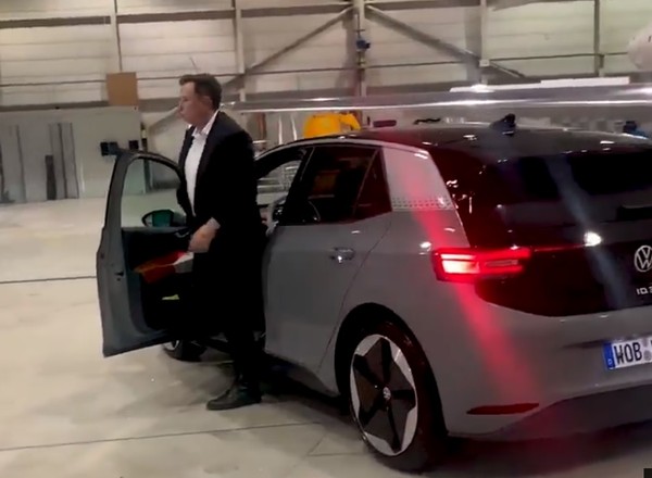 Elon Musk i Herbert Diess na wspólnej przejażdżce Volkswagenem