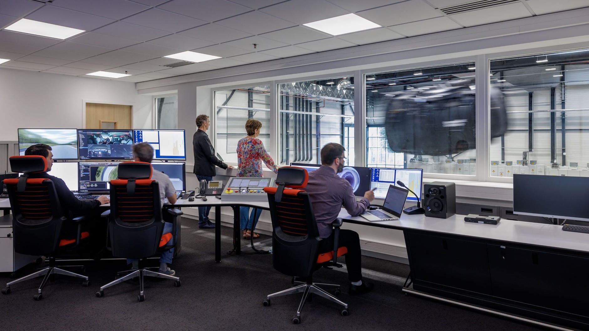 Centrum kontrolne kabiny do symulacji jazd testowych; centrum badawczo-rozwojowe Renault Technocentre w Guyancourt (Francja)