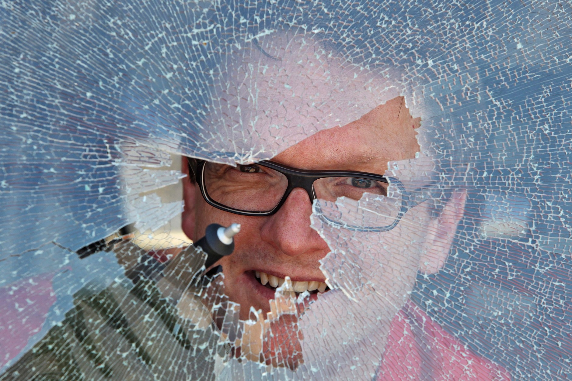 Jak wybić szybę w samochodzie?