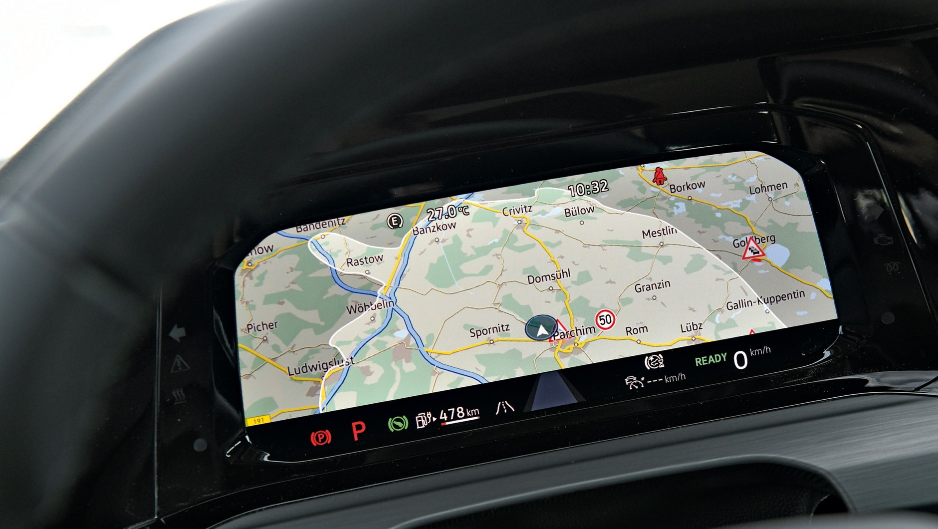 Volkswagen Golf - cyfrowe instrumenty można w całości zastąpić mapą nawigacji, nawet powiększanie jest tutaj możliwe.
