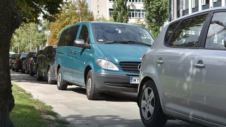 Parkowanie na chodniku nie dla każdego