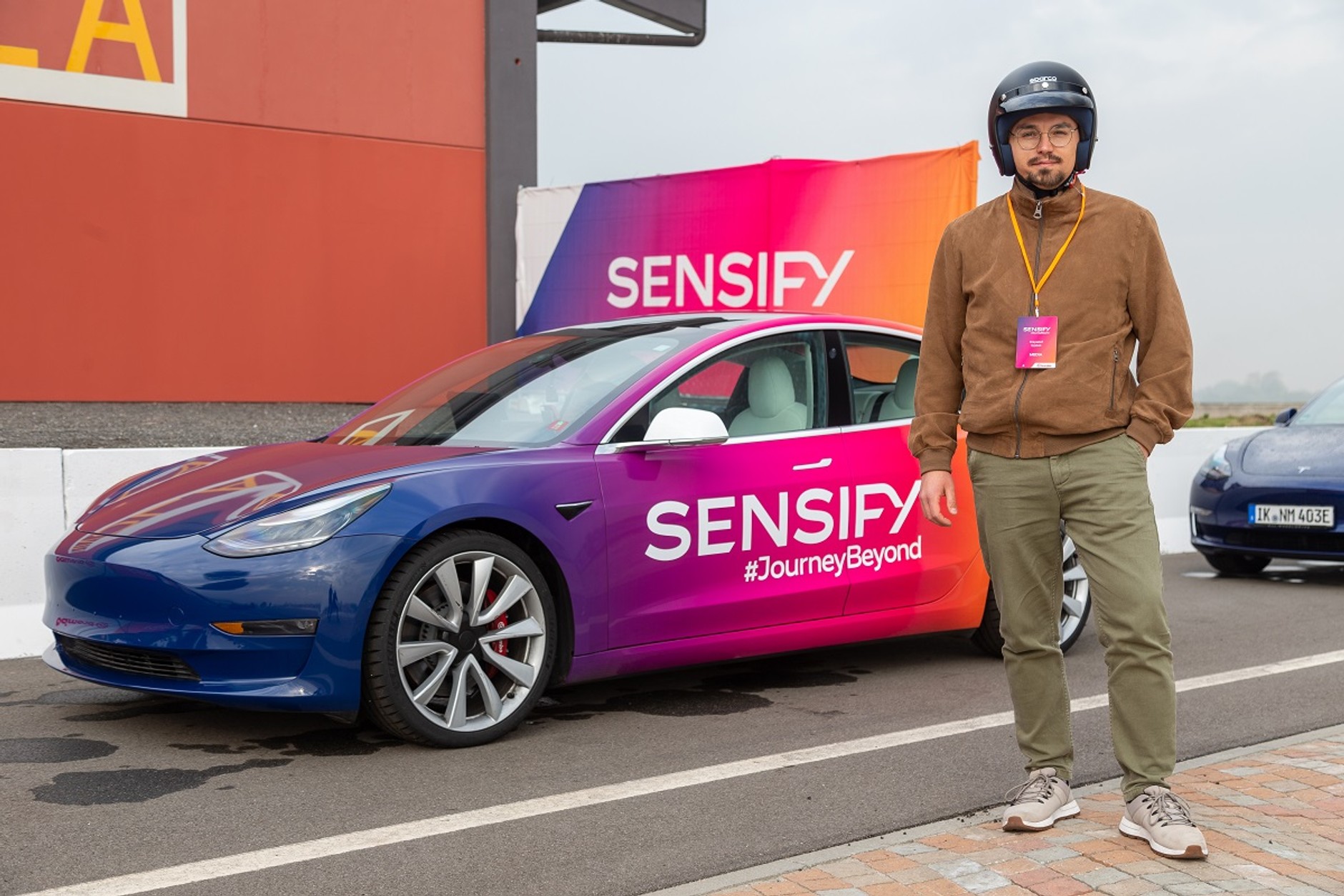 W padoku czekały cztery Tesle - dwie "normalne" i dwie z układem Sensify.