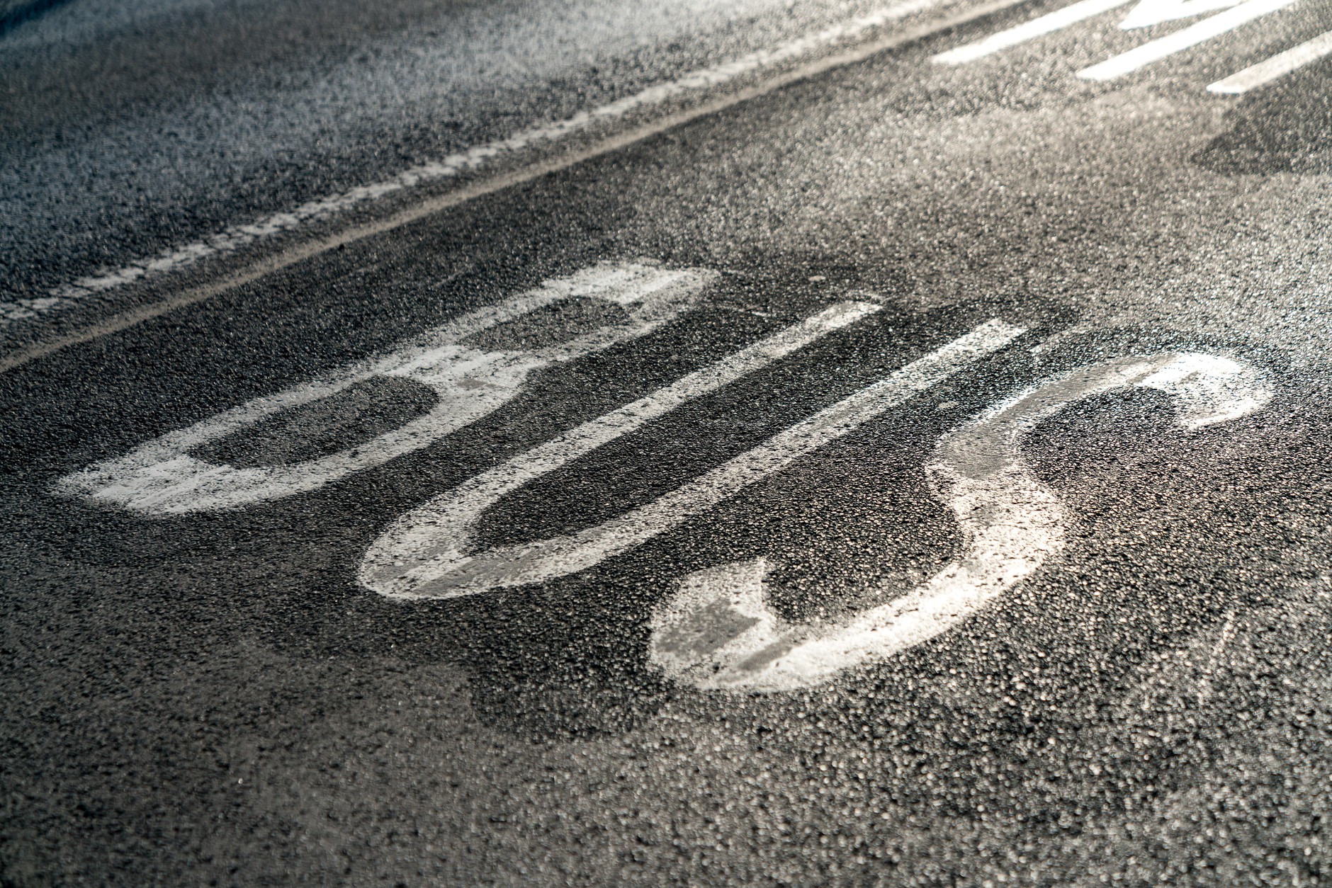 Napis bus to jeden z najbardziej charakterystycznych znaków poziomych