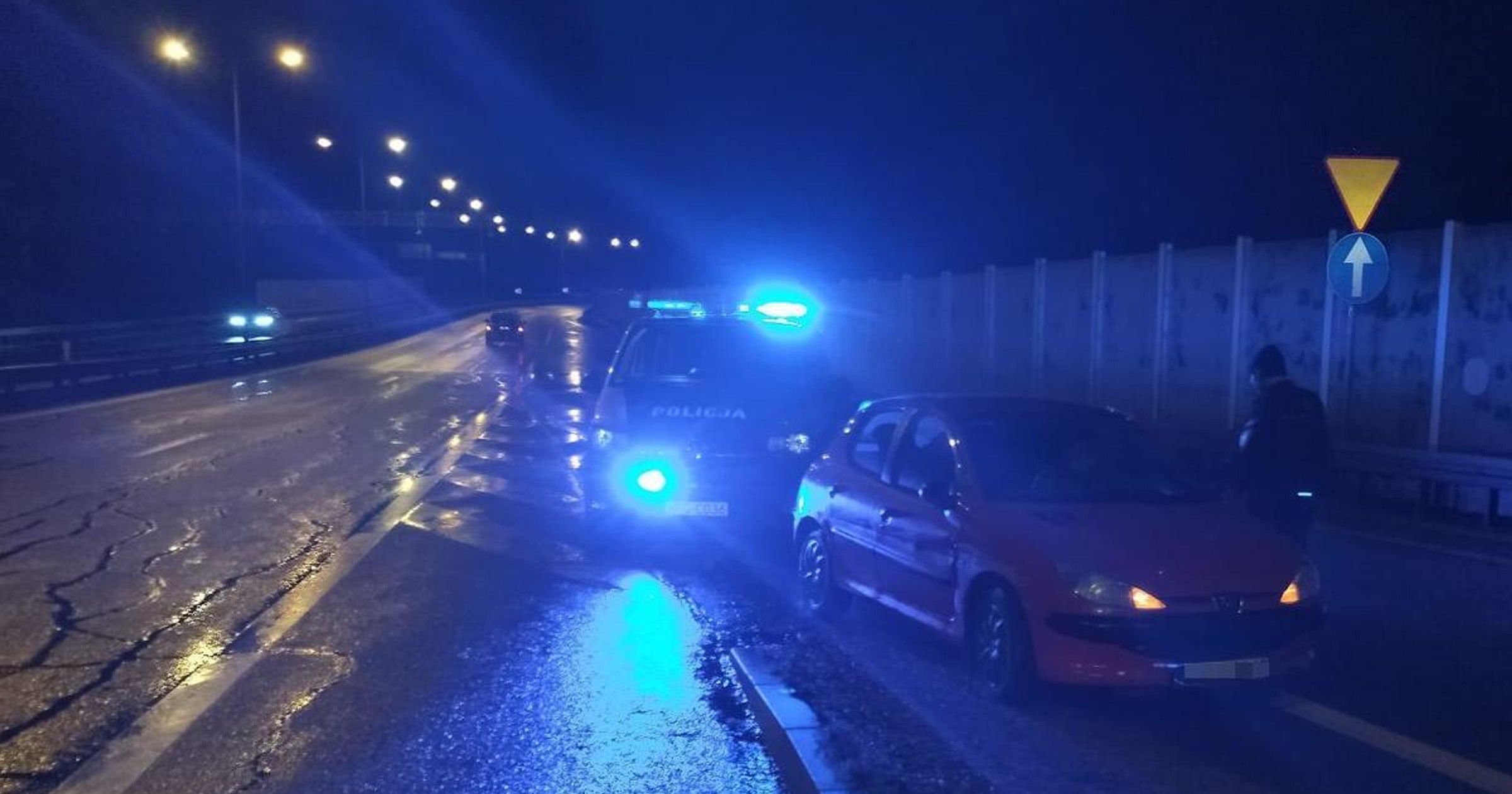 Peugeot jadący pod prąd zatrzymany w Myślenicach