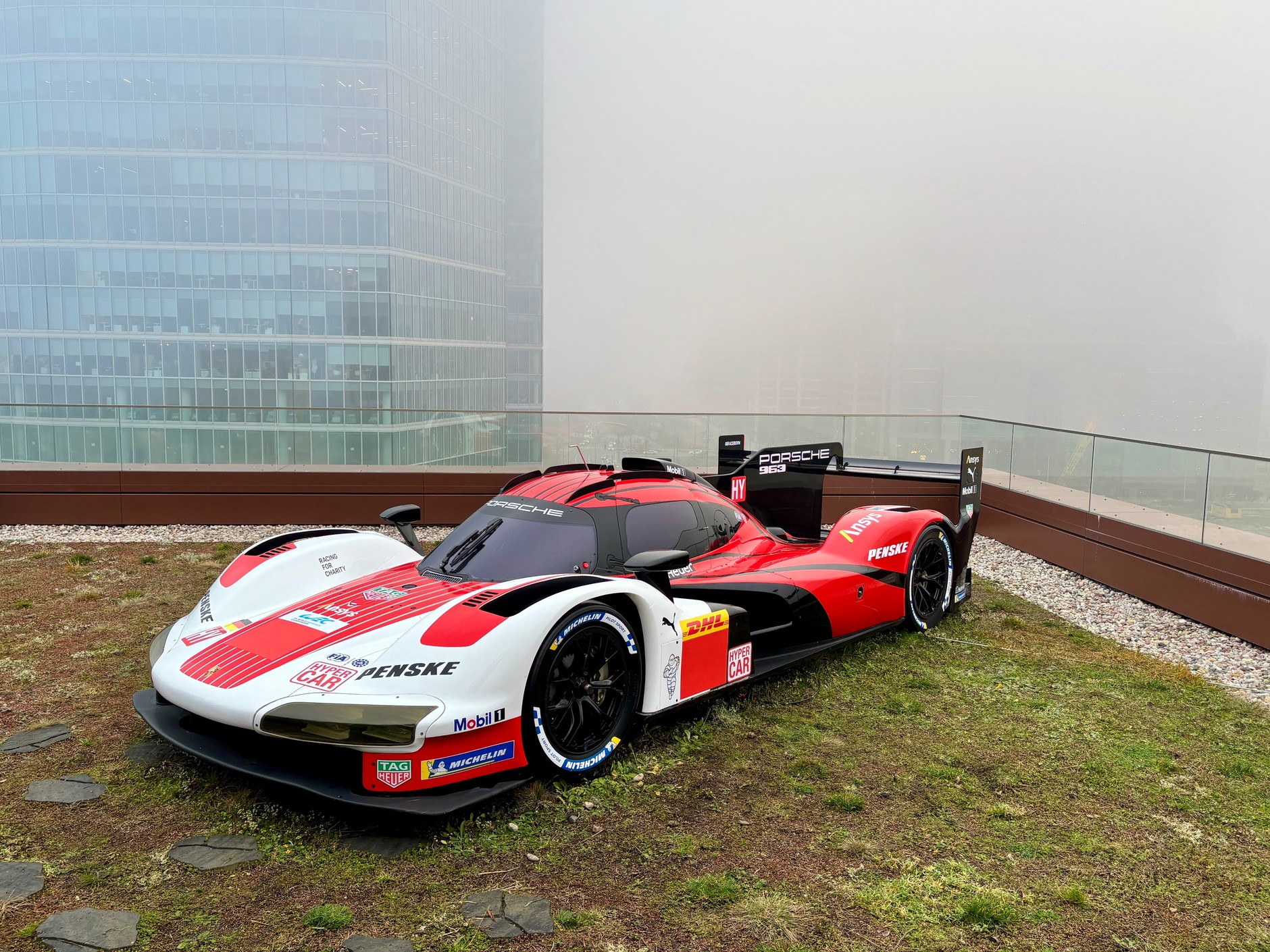 Porsche 963 na dachu biurowca w Warszawie