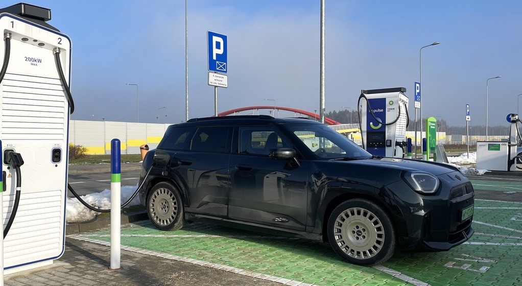 Ładowanie samochodu elektrycznego w zimie