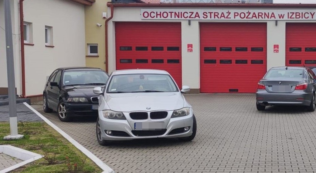 Bezmyślna parkowanie przed remizą OSP Izbica