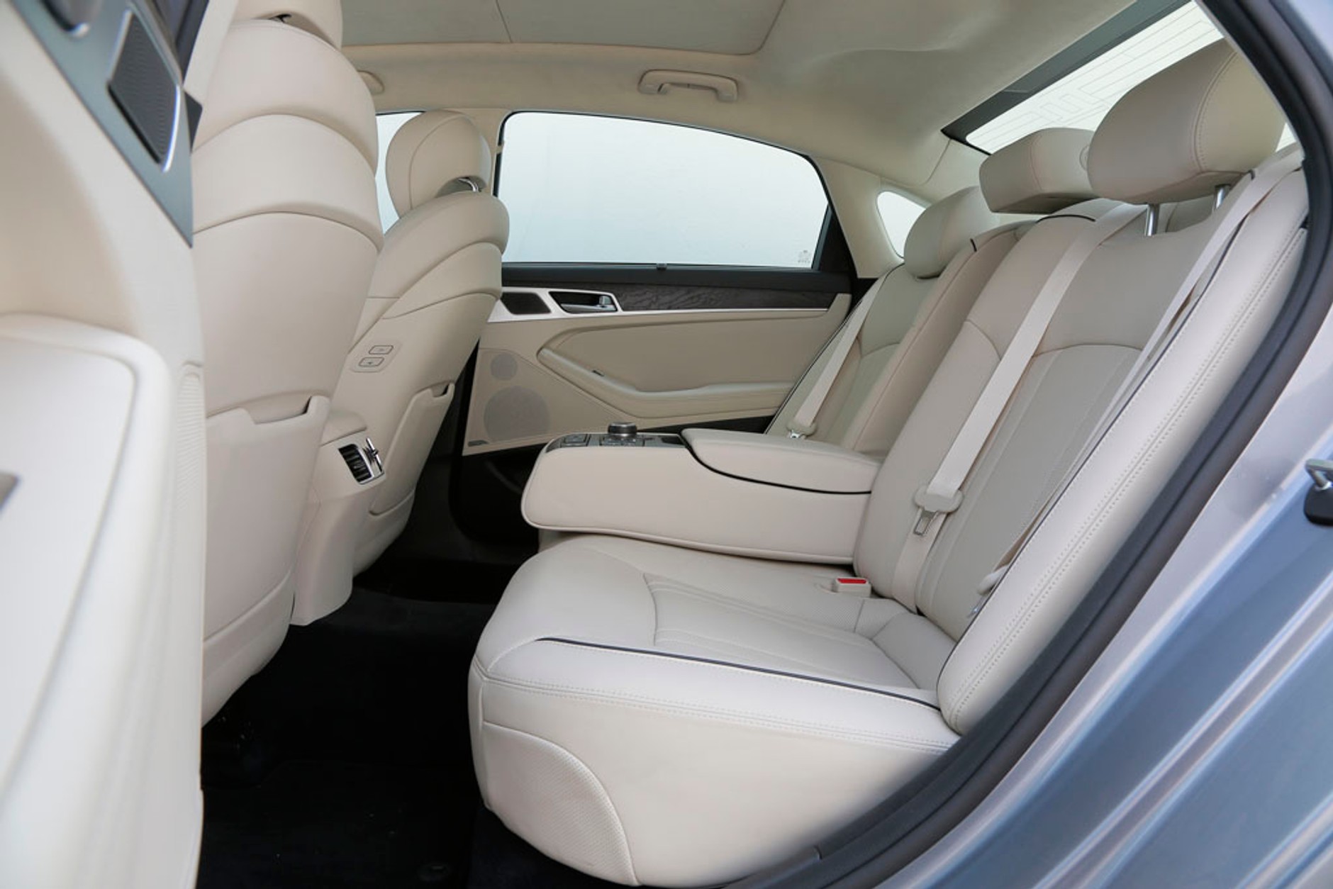 Hyundai Genesis 3.8: Prestiż po koreańsku