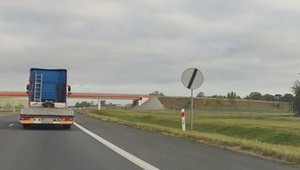 Biały znak B-42 wyróżnia się na polskich drogach. To podstępny zakaz