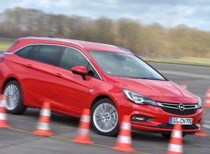 Opel Astra Sports Tourer 1.0 Ecotec: Praktyczny i lekki w prowadzeniu