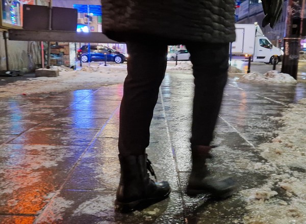 Prokuratura wszczęła śledztwo w sprawie śmiertelnego upadku na chodniku