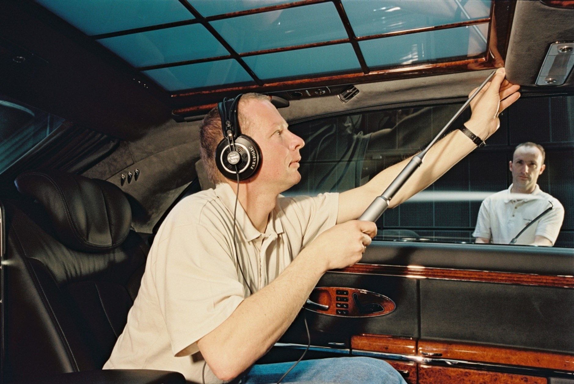 odczas prób badawczych sprawdza się także miejsce przylegania szyby do karoserii a także otoczenie tapicerką i podsufitką.