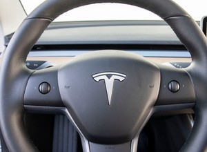 Tesla uczy się jeździć samodzielnie po rondzie [Wideo]