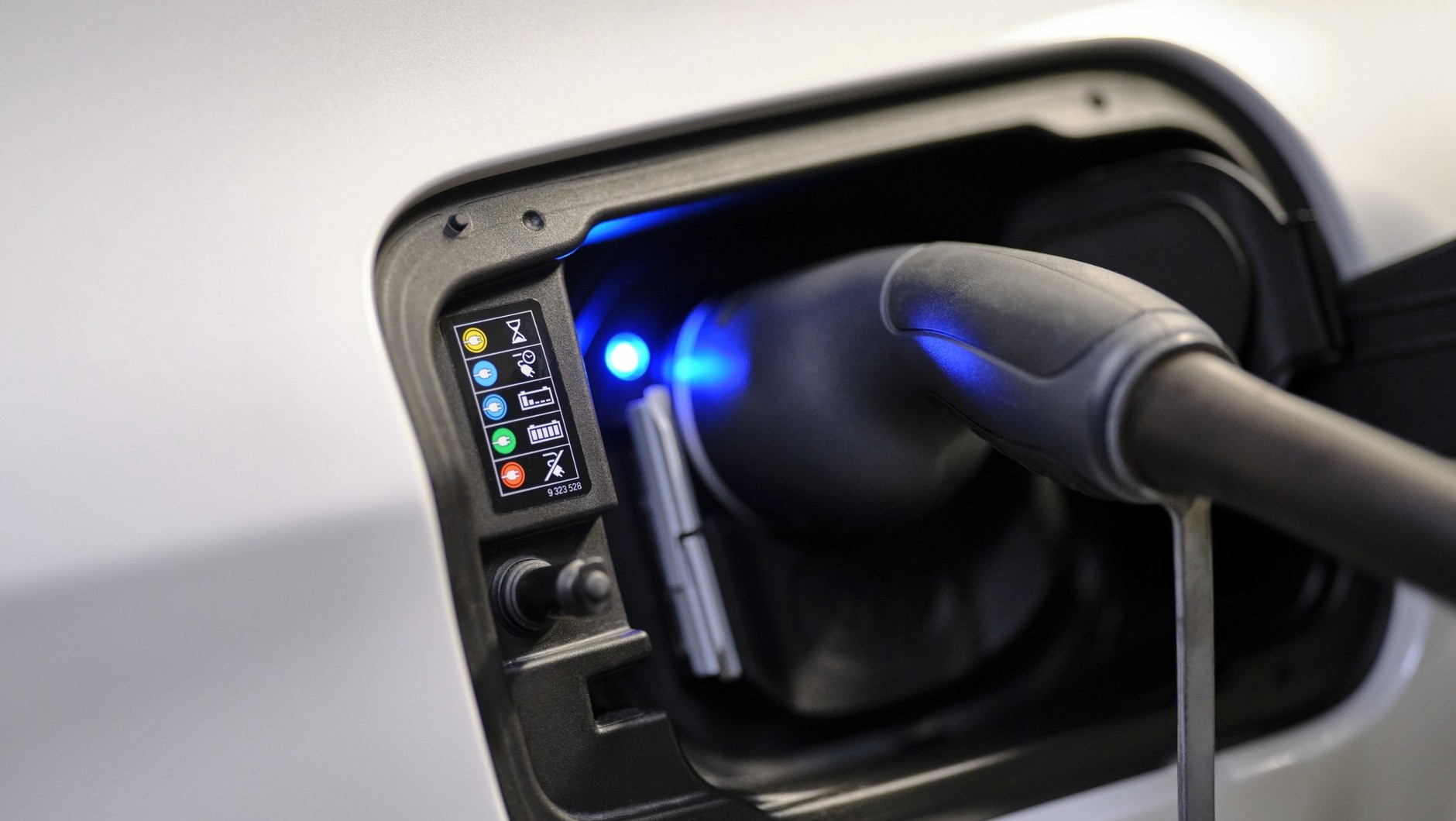 BMW iX3 - gniazdo ładowania mocą nawet 150 kW