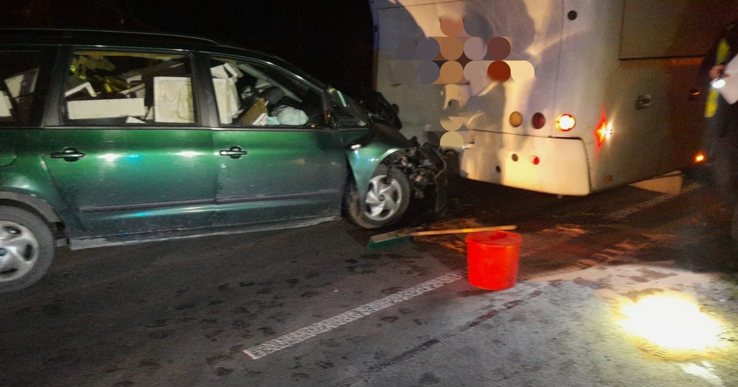 Policjanci ratowali kierowcę, walcząc z pszczołami w aucie