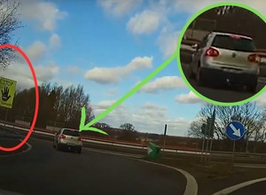 Kierowca Golfa w ostatniej chwili się ocknął. Uratowała go tablica przy autostradzie [WIDEO]
