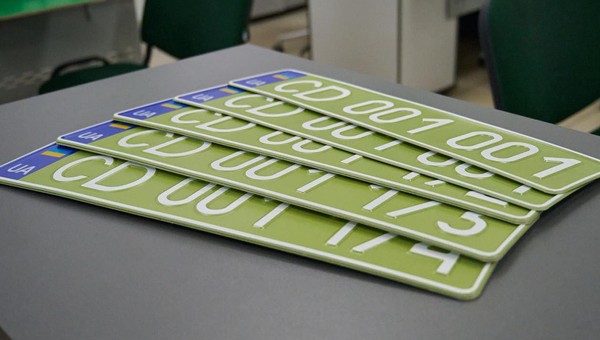 Oliwkowe tablice rejestracyjne w Ukrainie