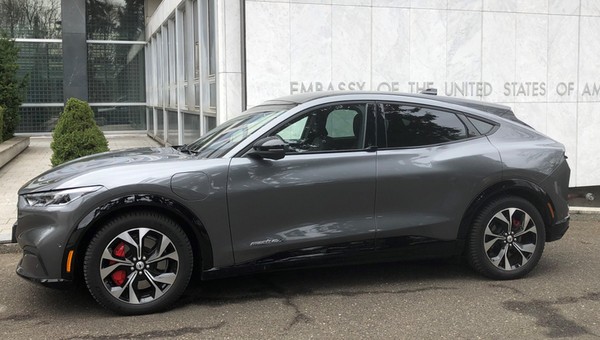 Ambasada USA w Warszawie pochwaliła się nowym samochodem