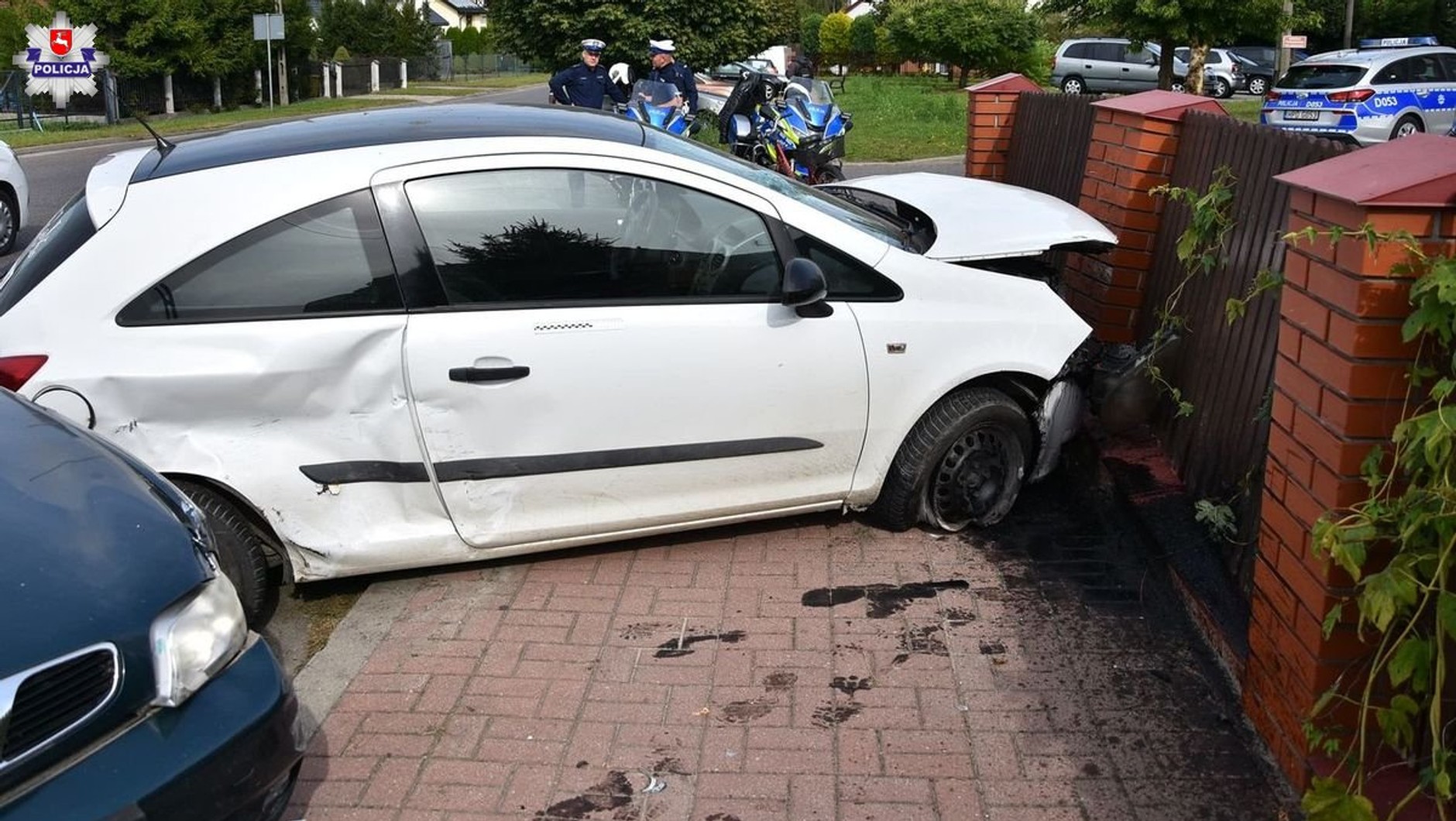 Kierowca Opla, chcąc uniknąć potrącenia rowerzystki, uderzył w ogrodzenie