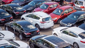 Złodzieje polują na kierowców przed świętami. Na parkingach w ruch pójdą rury, butelki i kolce