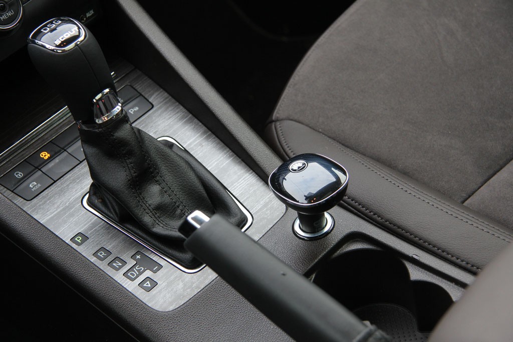 Router samochodowy wpinamy do gniazda zapalniczki, 
wkładamy do niego kartę SIM i możemy zaczynać. Za dobrze wykonany sprzęt Huawei zapłacimy w sklepie ok. 270 zł.