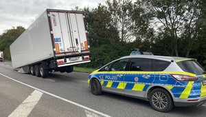 Kierowca ciężarówki coś zgubił. Niecodzienny widok