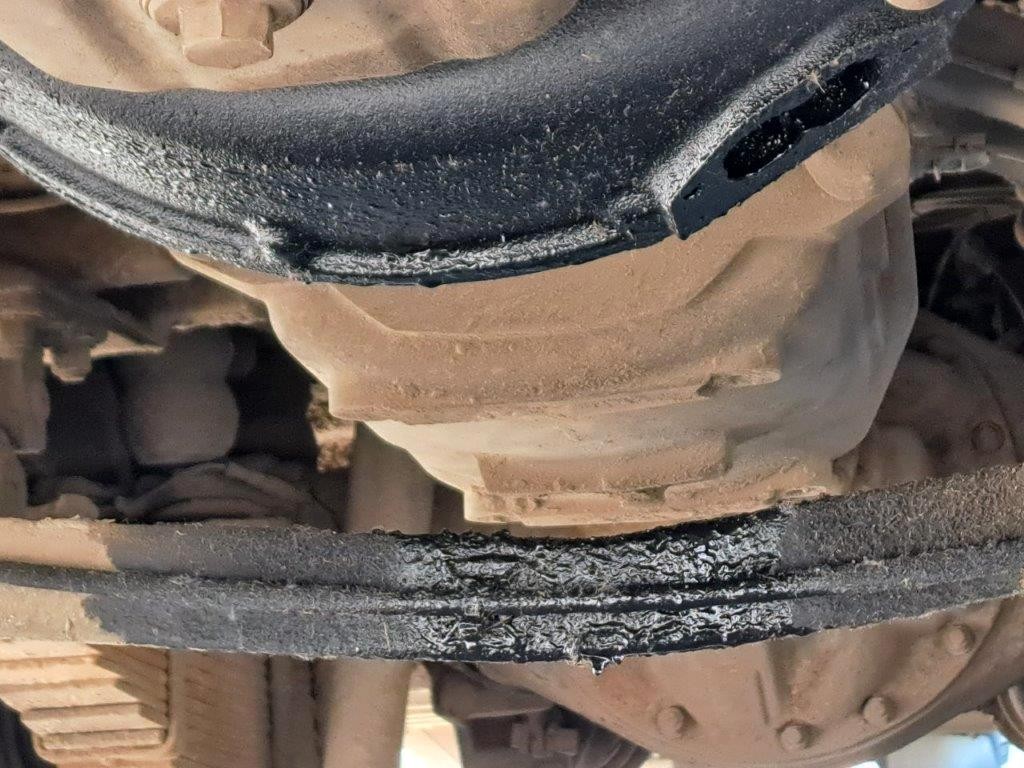 Kontrola ITD autobusu przewożącego dzieci do szkoły (województwo dolnośląskie; maj 2024 r.): wycieki oleju z silnika i skrzyni biegów