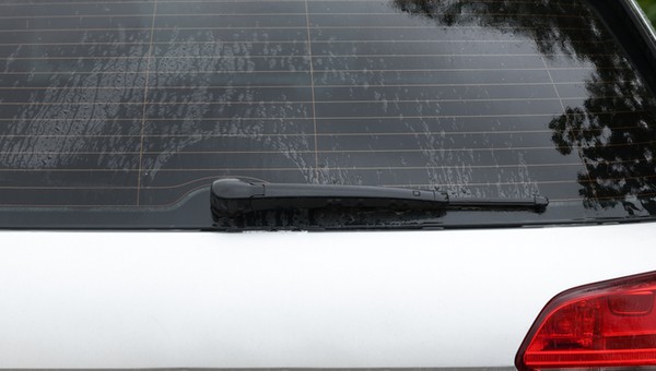 Cienkie poziome linie na tylnej szybie samochodu stanowią system ogrzewania (zdj. ilustracyjne)