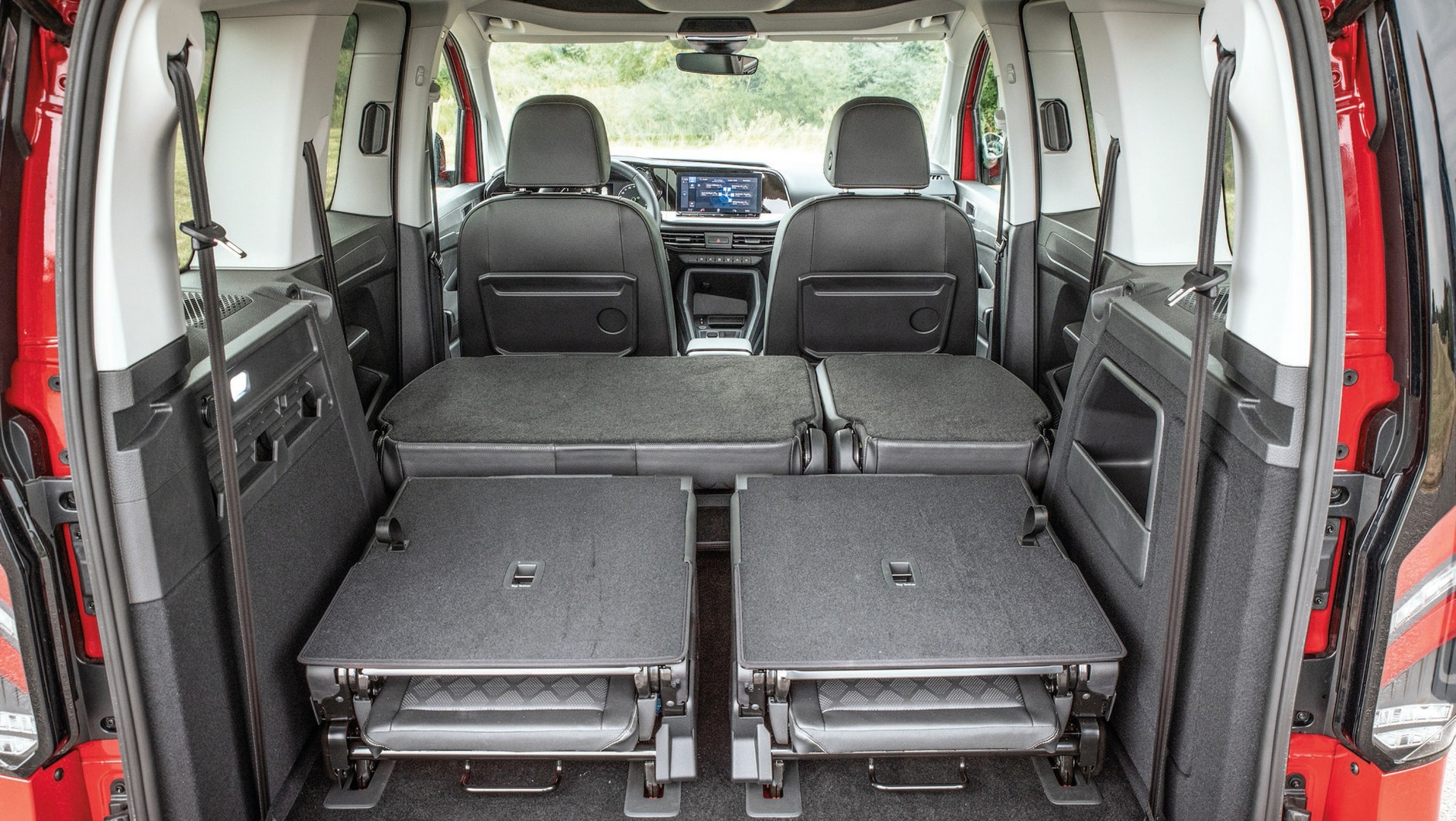 Ford Tourneo Connect jest tak wysoki, że nawet bez wymontowania tylnych foteli da się nim przewieźć np. lodówkę w opakowaniu.