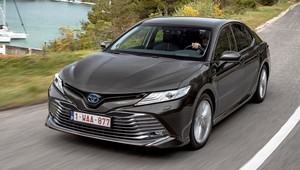 5 l/100 km w mieście w dużym rodzinnym aucie? To możliwe, ale dopiero od 165 000 zł. Toyota Camry – poradnik kupującego