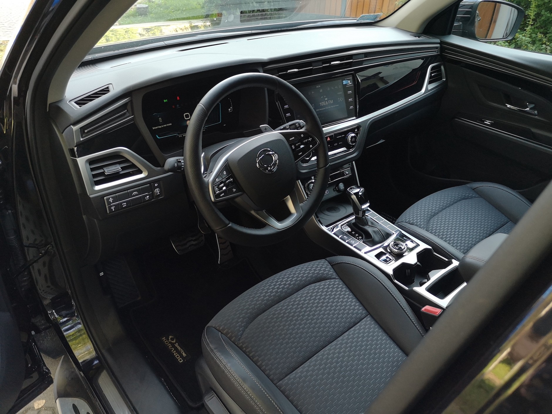Ssangyong Korando Onyx 1.5/163 KM: skoro tworzywo „pianoblack” jest takie modne, to nie żałujmy tego klientom – wzorniczo deska rozdzielcza, częściowo z tego powodu, jest dość ciężka