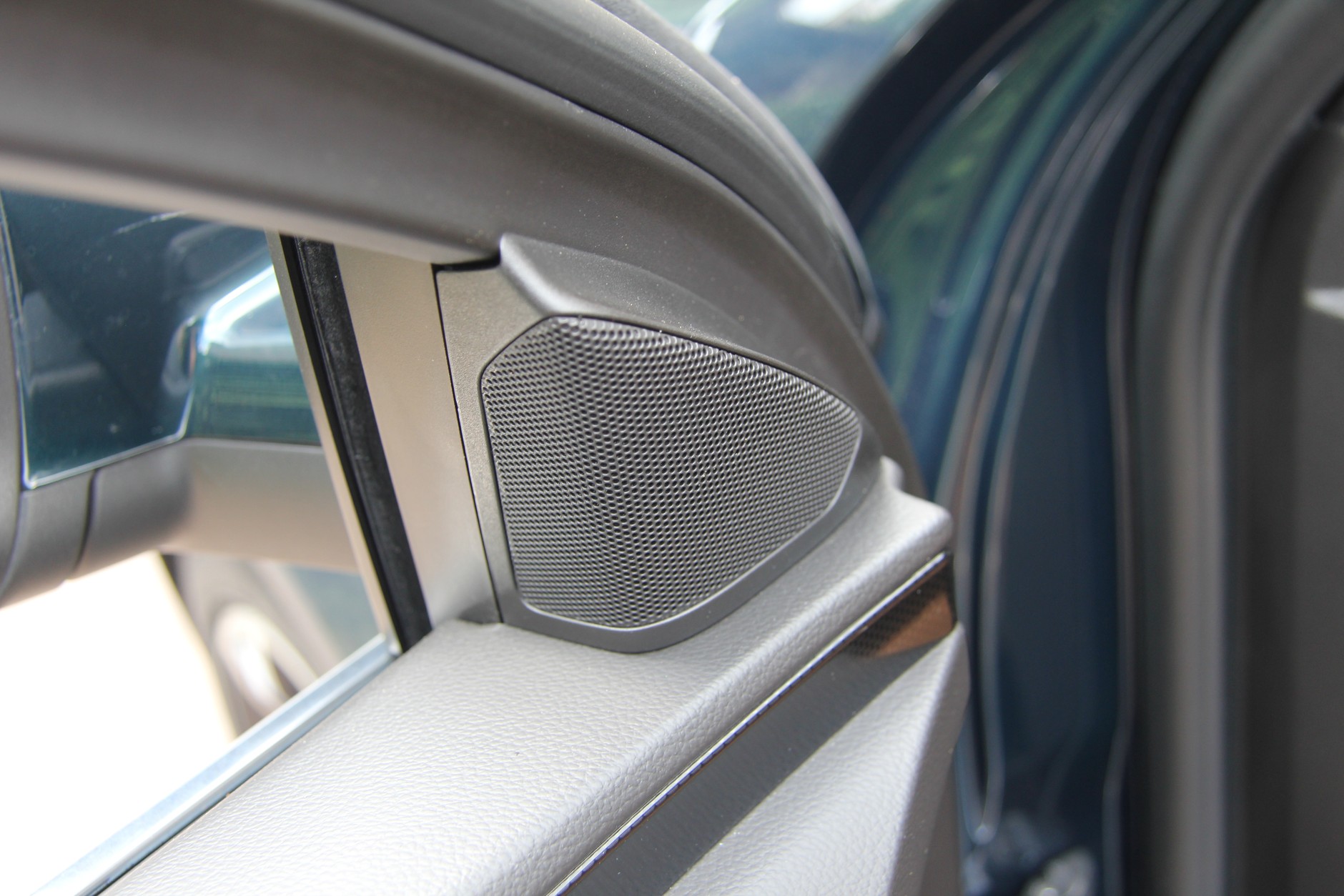 Głośniki wysokotonowe tuż przy słupkach