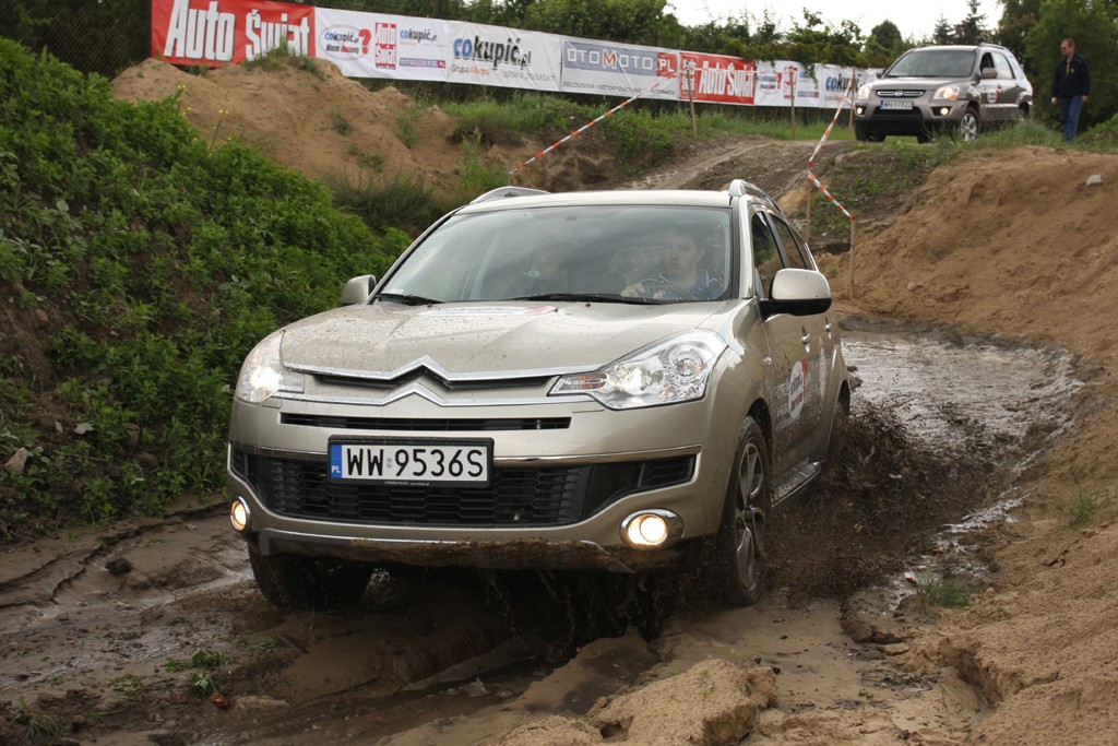 Co potrafią SUV-y? Nasi czytelnicy testują 5 aut klasy SUV - Na ringu stanęły: Citroen C-Crosser, Suzuki Grand Vitara, VW Tiguan, Kia Sportage i Ford Kuga