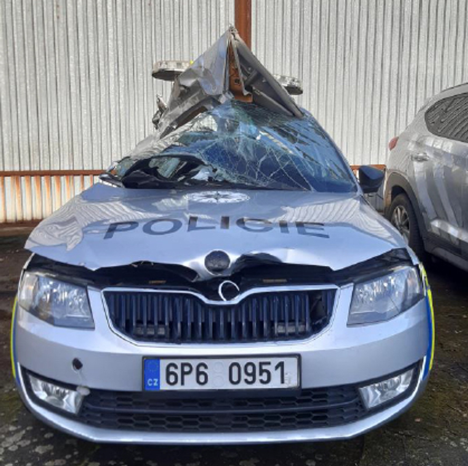 Skutki pościgu za skradzioną ciężarówką: radiowóz użyty do zablokowania drogi