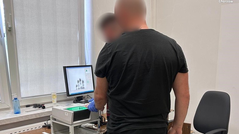 Policjanci z Chorzowa zatrzymali mężczyznę, który szantażował kierowców