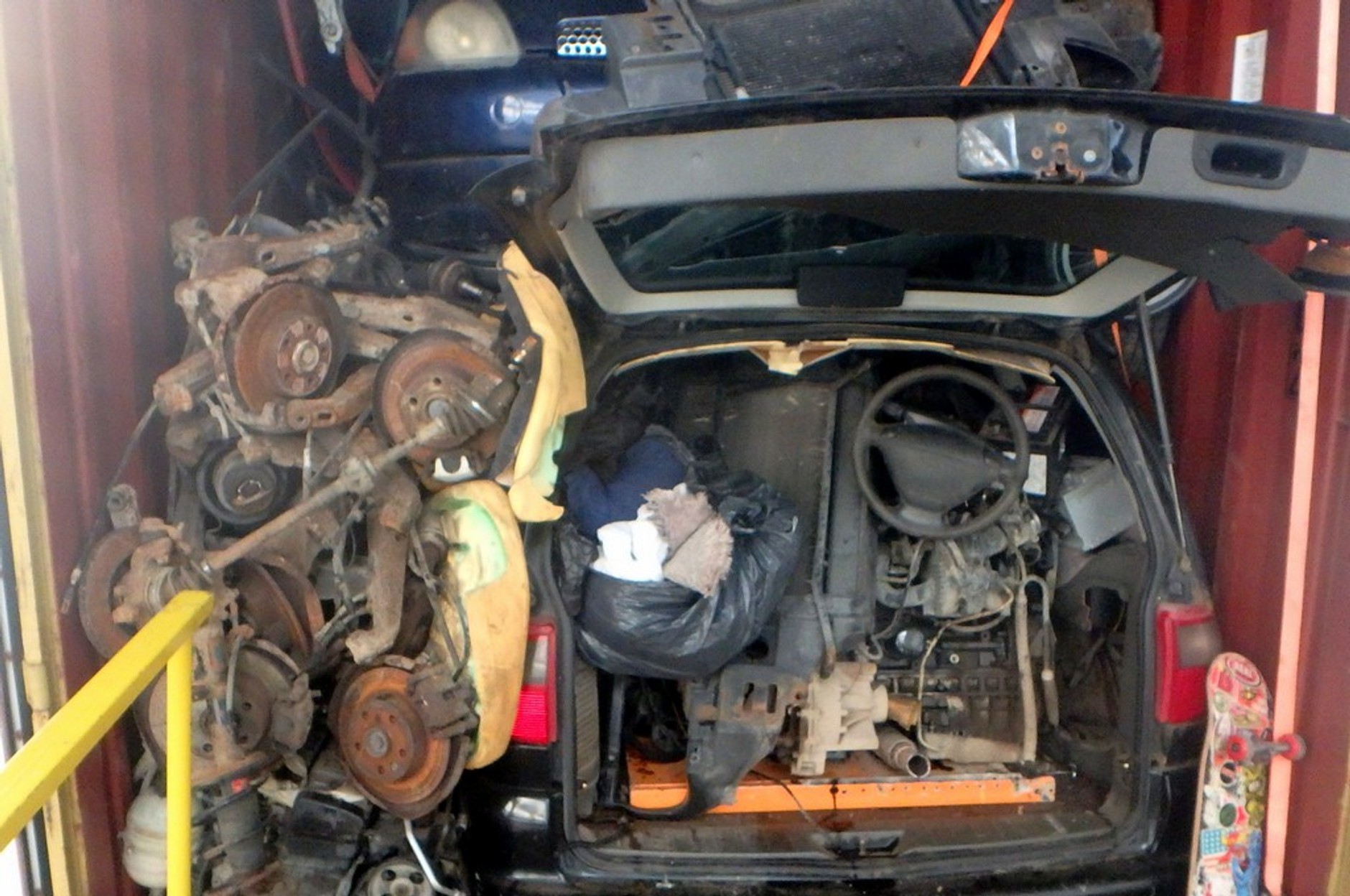 Przewozili niebezpieczne odpady motoryzacyjne. Byli już prawie na granicy