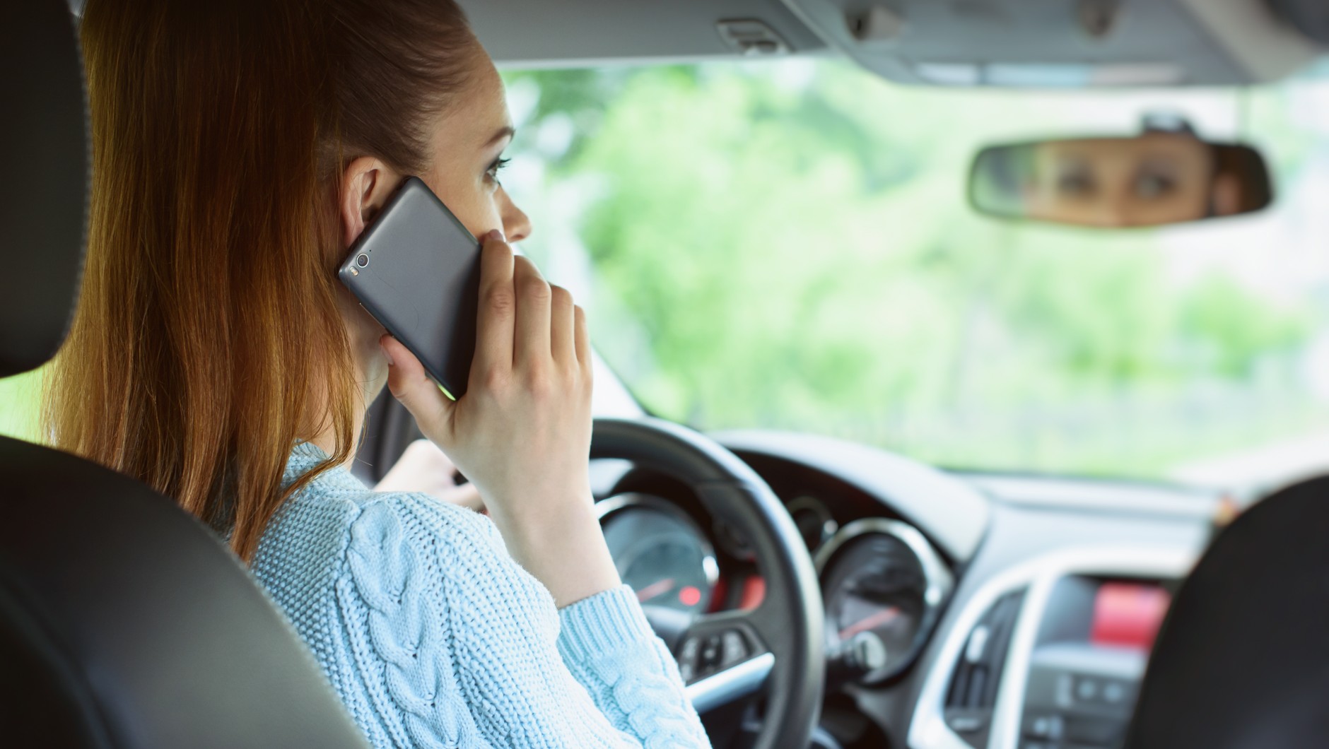 Korzystanie z telefonu w samochodzie