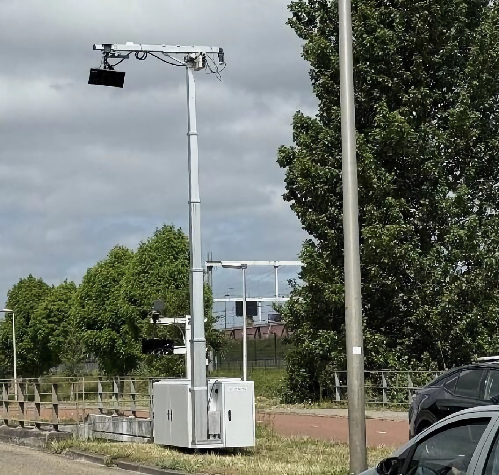 Nowy fotoradar holenderskiej policji jest mobilny, ale nie da się go łatwo uszkodzić, czy przewrócić. Policja nie musi przy nim stać
