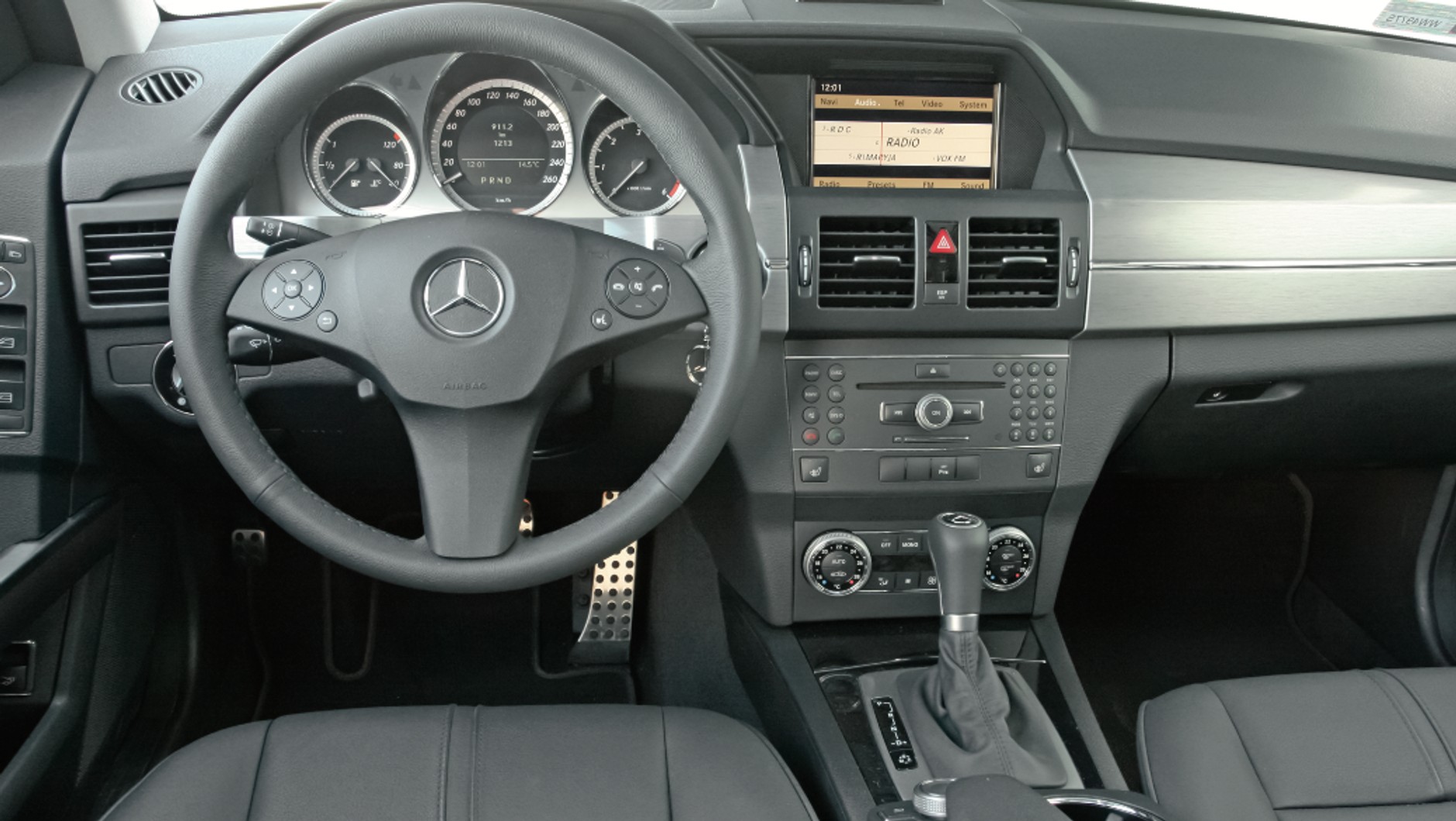 GLK to trochę Mercedes w stylu lat 2000., na szczęście bez drażniących problemów z jakością i działaniem elektroniki