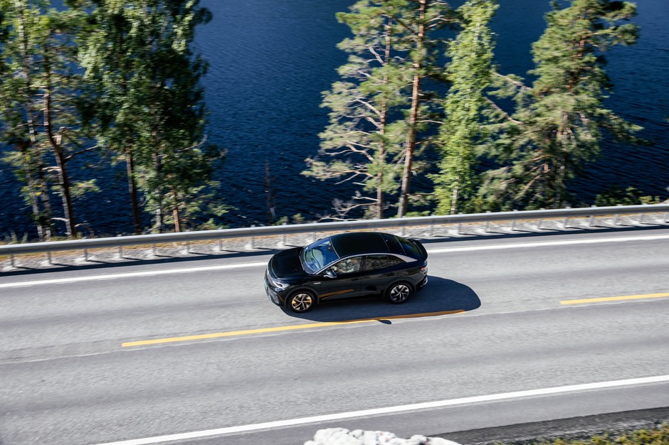 Aż 80 proc. sprzedanych w Norwegii samochodów to auta w pełni elektryczne. Norwegia planuje zakończyć rejestracje nowych spalinowych samochodów w 2025 roku – o 10 lat wcześniej niż w krajach UE.