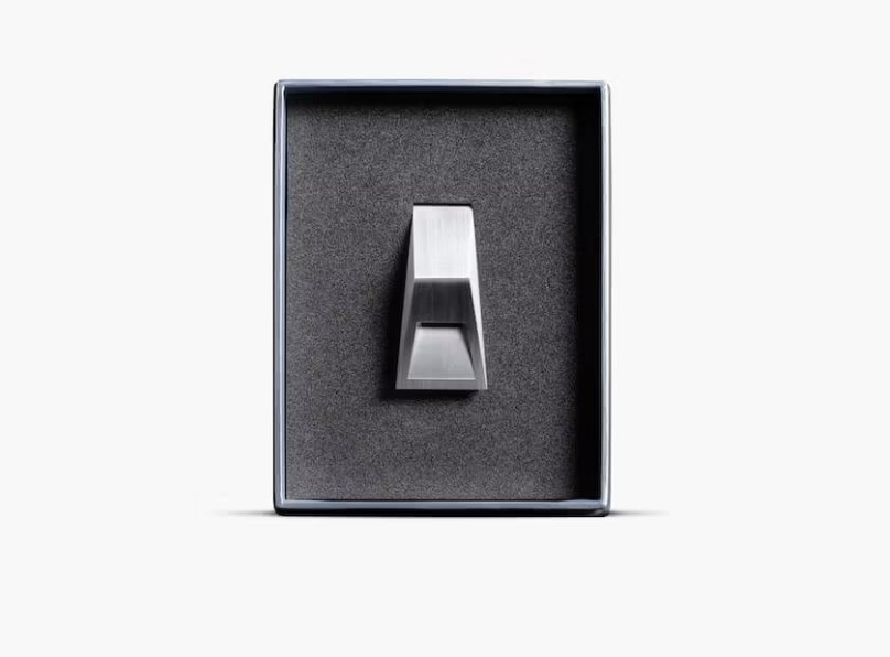 Elon Musk sprzedaje gwizdek inspirowany Cybertruckiem