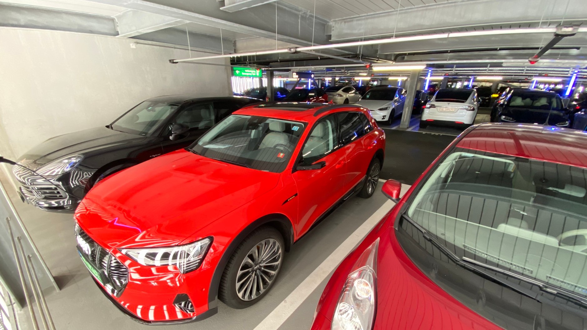 W trasę ruszamy z lotniska w Zurychu. Część parkingu wielopoziomowego jest przeznaczona wyłącznie dla aut „z gniazdkiem”. Dostępnych jest 38 ładowarek o mocy 11 kW