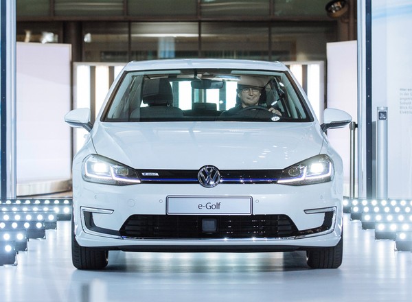 Szklana Manufaktura wyprodukowała pierwszego VW e-Golfa