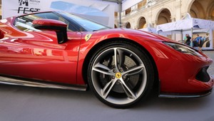 Kierowca Ferrari rozbił się o ogrodzenie domu. Trudno uwierzyć, co stało się potem