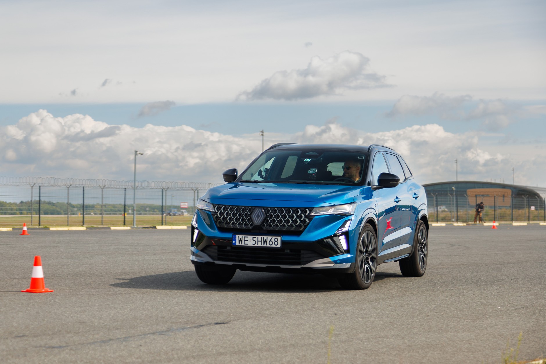 Renault Austral udowodnił, że tylna skrętna oś w ciasnych łukach daje sporą przewagę. Nie bez znaczenia jest też charakterystyka jego układu hybrydowego, który faworyzuje jazdę na prądzie, co zapewnia dynamikę przy starcie