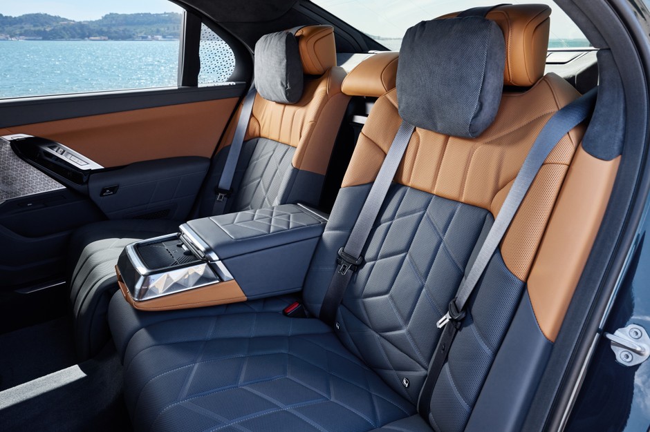 BMW i7 M70