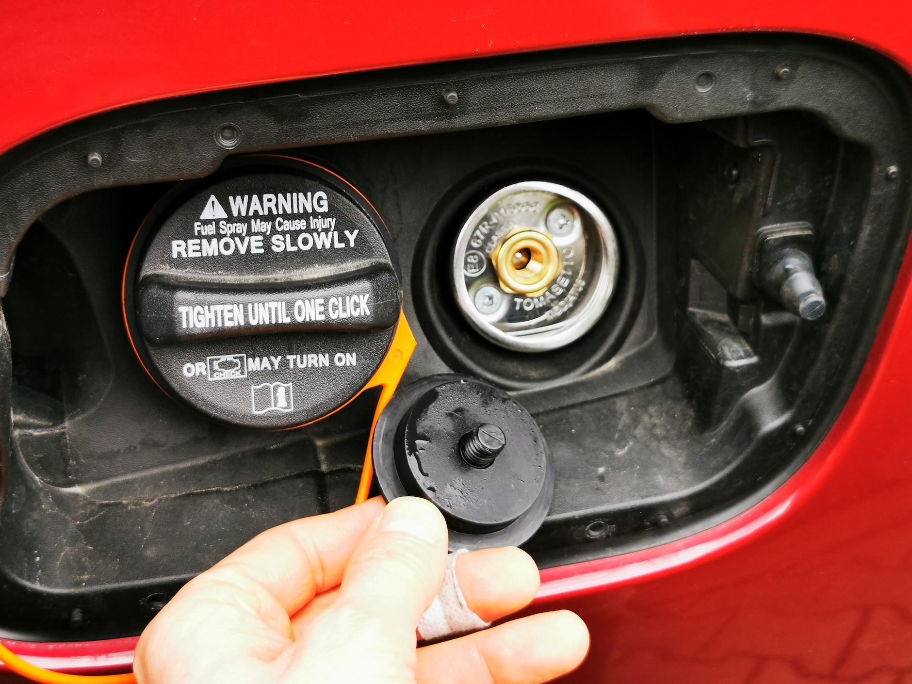 SsangYong Korando 1.5 LPG: zawór (pełny, przejściówka niepotrzebna) zmieścił się pod klapką wlewu benzyny