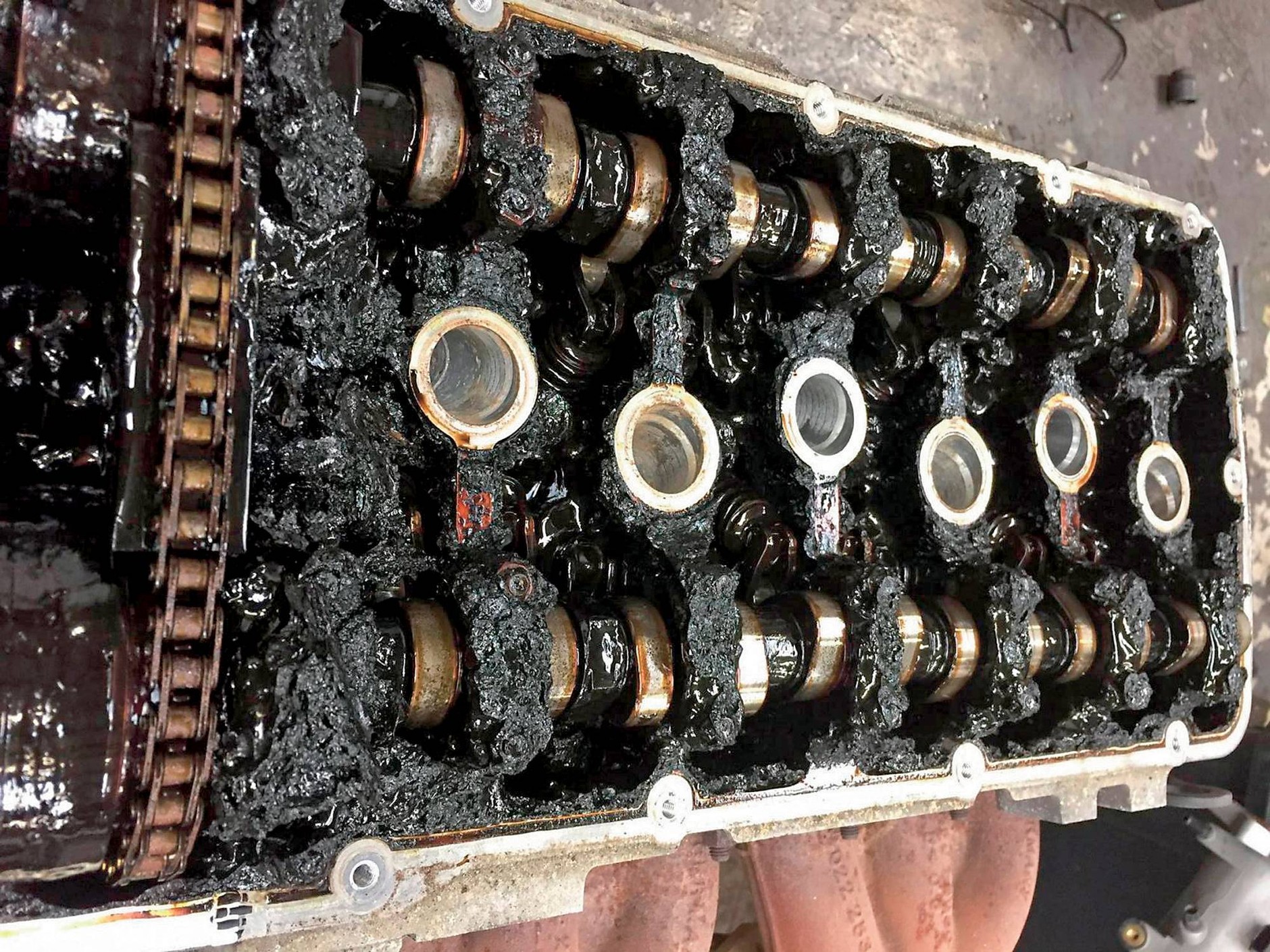 Przyspieszone zużycie grozi wszystkim elementom, których warunki pracy zależą od odpowiedniej lepkości oleju.