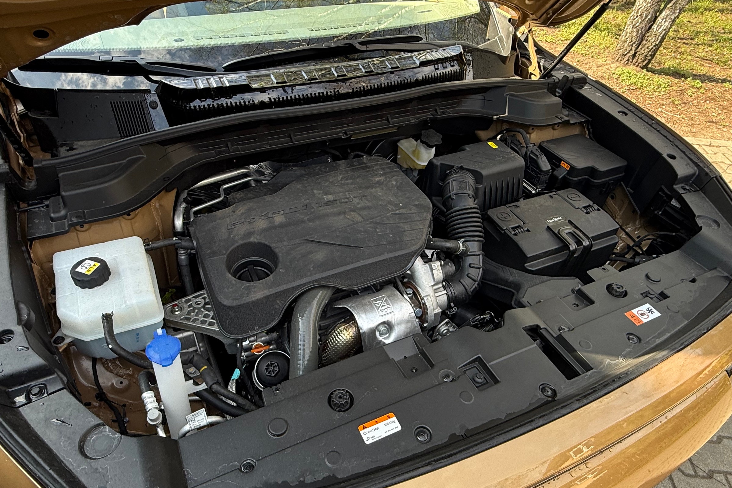 Przy oględzinach auta przyda ci się węch. Otwórz maskę i powąchaj olej. Zapach mówi wiele o jego stanie