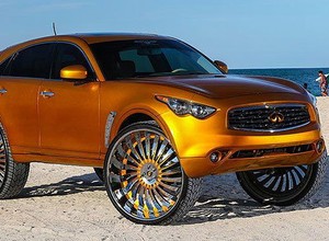 Złote Infiniti na 32-calowych kołach